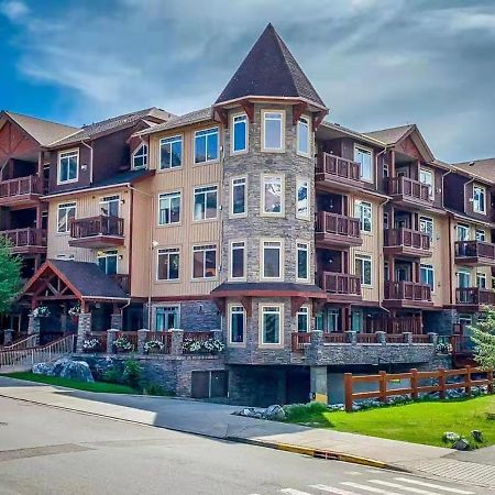 Sunny Tranquil Woods Turret In Falcon Crest Lodge Canmore Exteriör bild