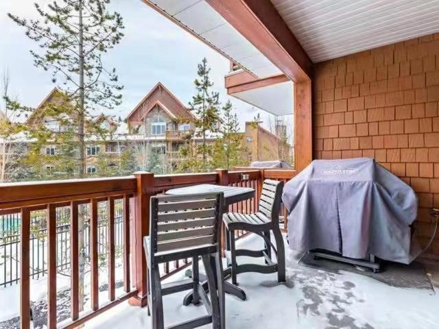 Sunny Tranquil Woods Turret In Falcon Crest Lodge Canmore Exteriör bild