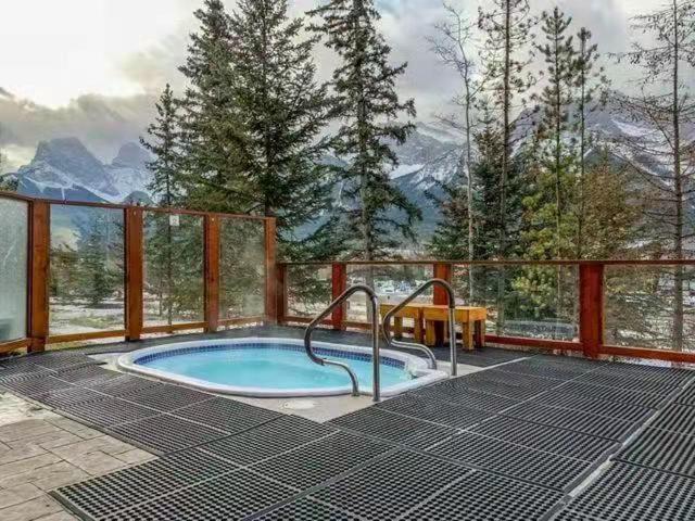 Sunny Tranquil Woods Turret In Falcon Crest Lodge Canmore Exteriör bild