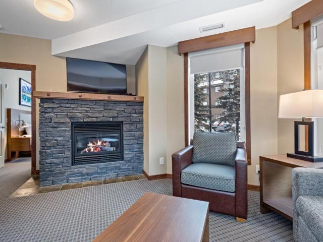 Sunny Tranquil Woods Turret In Falcon Crest Lodge Canmore Exteriör bild