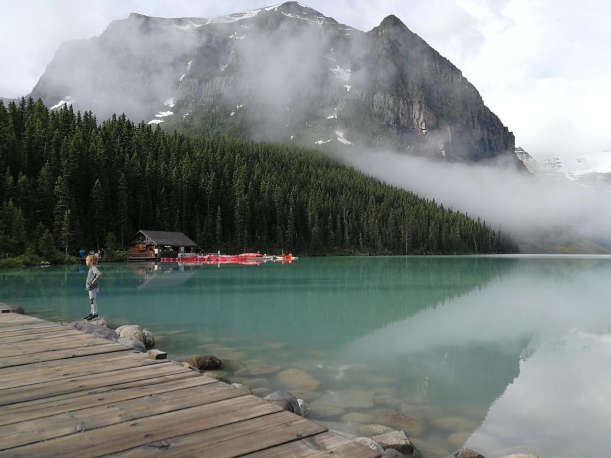 Sunny Tranquil Woods Turret In Falcon Crest Lodge Canmore Exteriör bild